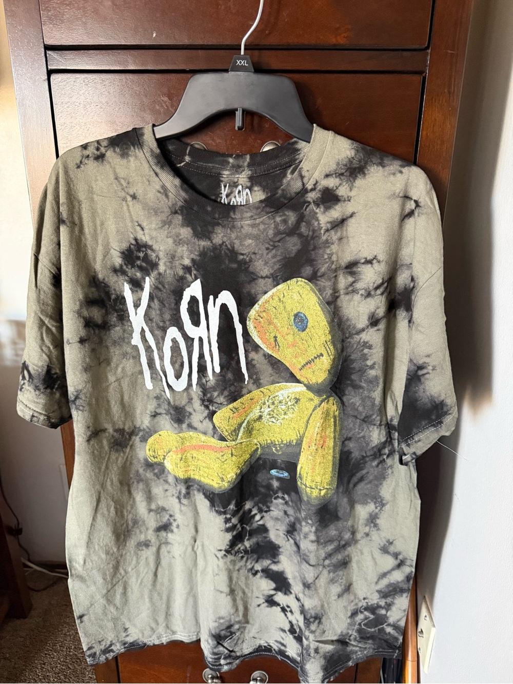 Korn Tie-Dye Graphic Tee in Olive & Black